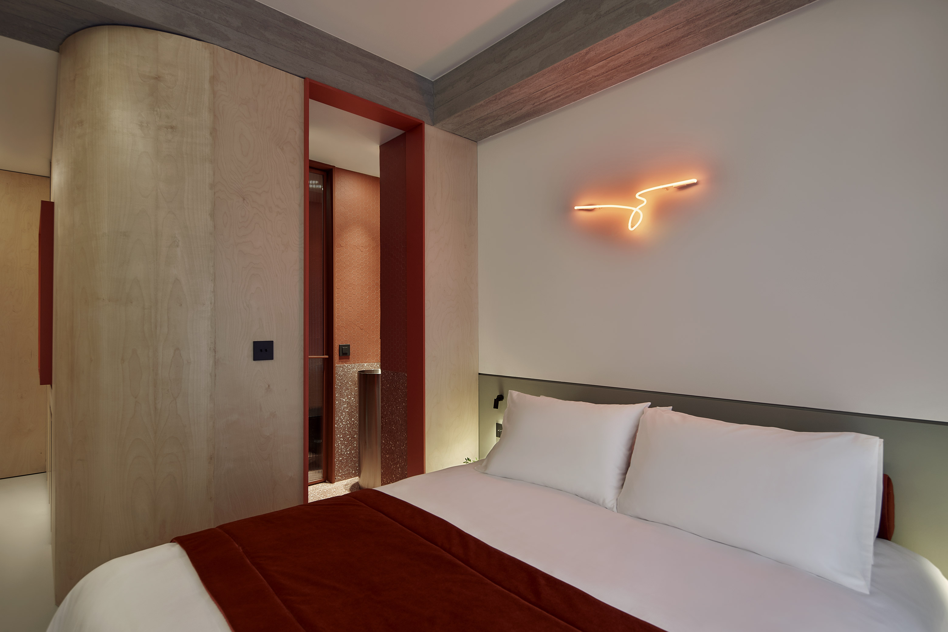DELUXE, DOUBLE BED