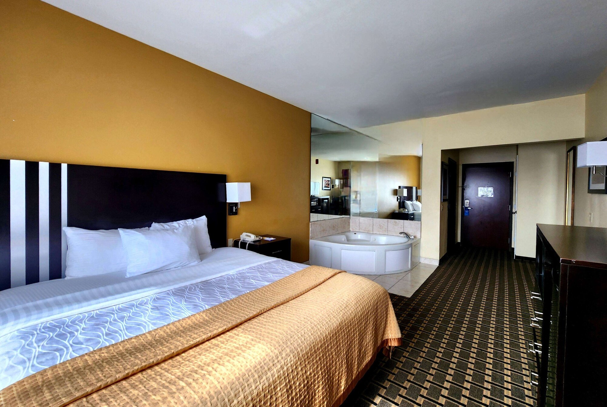 DELUXE, KING BED