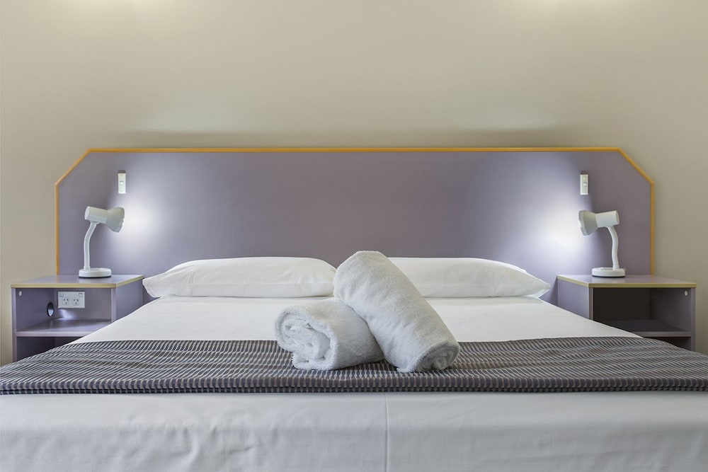 ROOM, QUEEN BED
