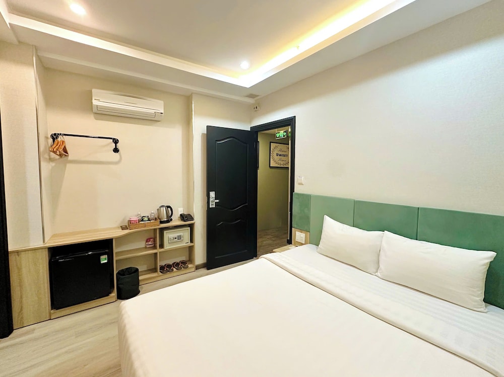 Superior, Queen Bed, No Window