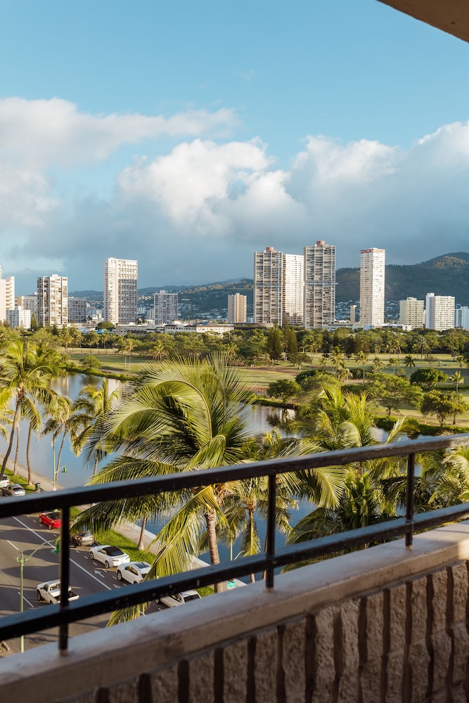 Wayfinder Waikiki 4/45