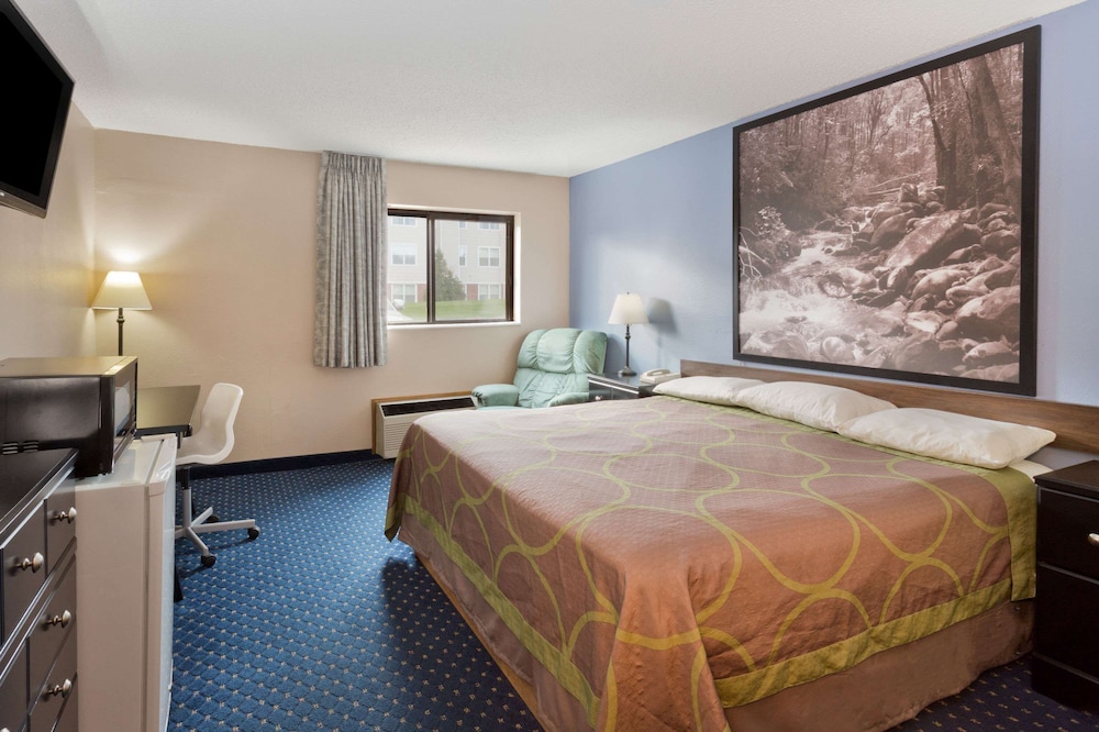 Super 8 By Wyndham Rockford 9/50