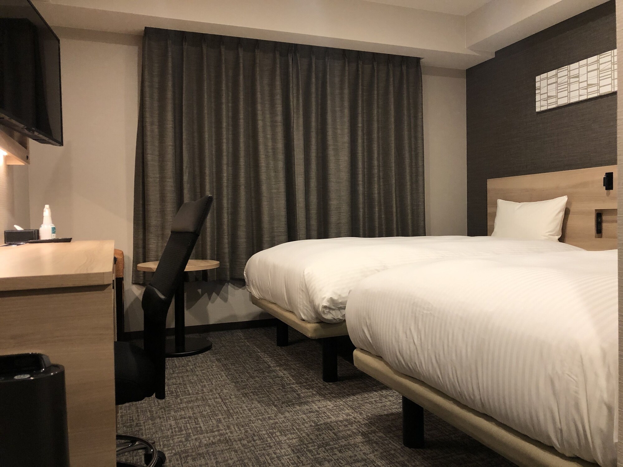 ROOM, TWIN BEDS