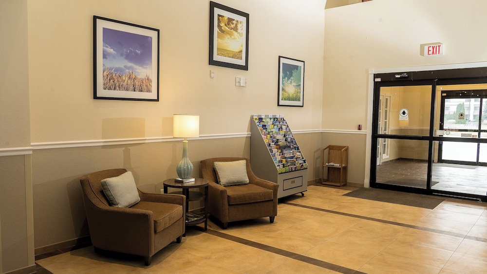 Candlewood Suites St. Joseph Benton Harbor 18/38