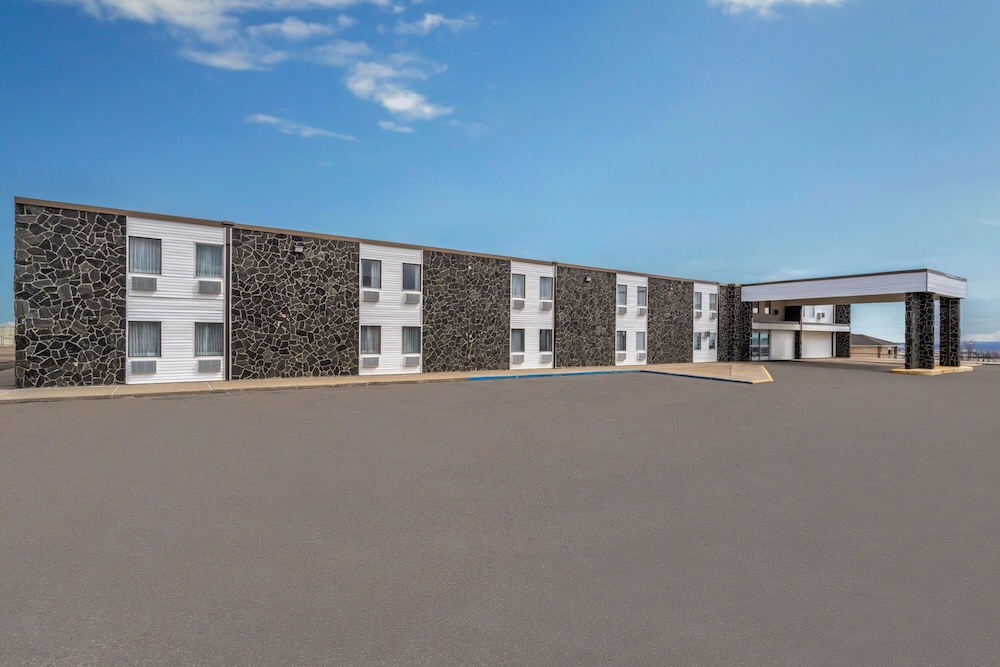 Days Inn by Wyndham Mandan Bismarck Area 3/56