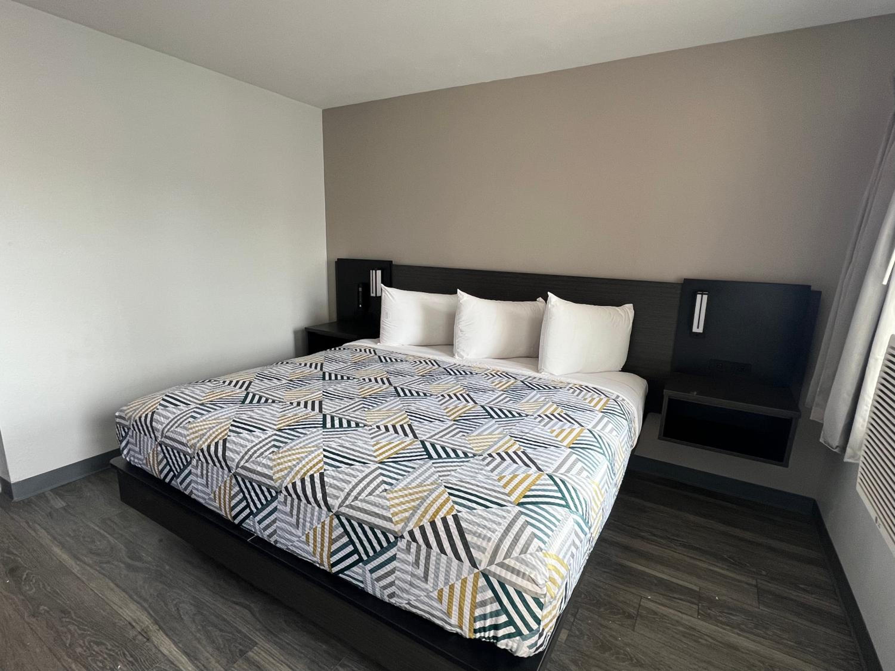 1 Queen Bed - Mob Acc RI Shwr Nsmk Minifridg