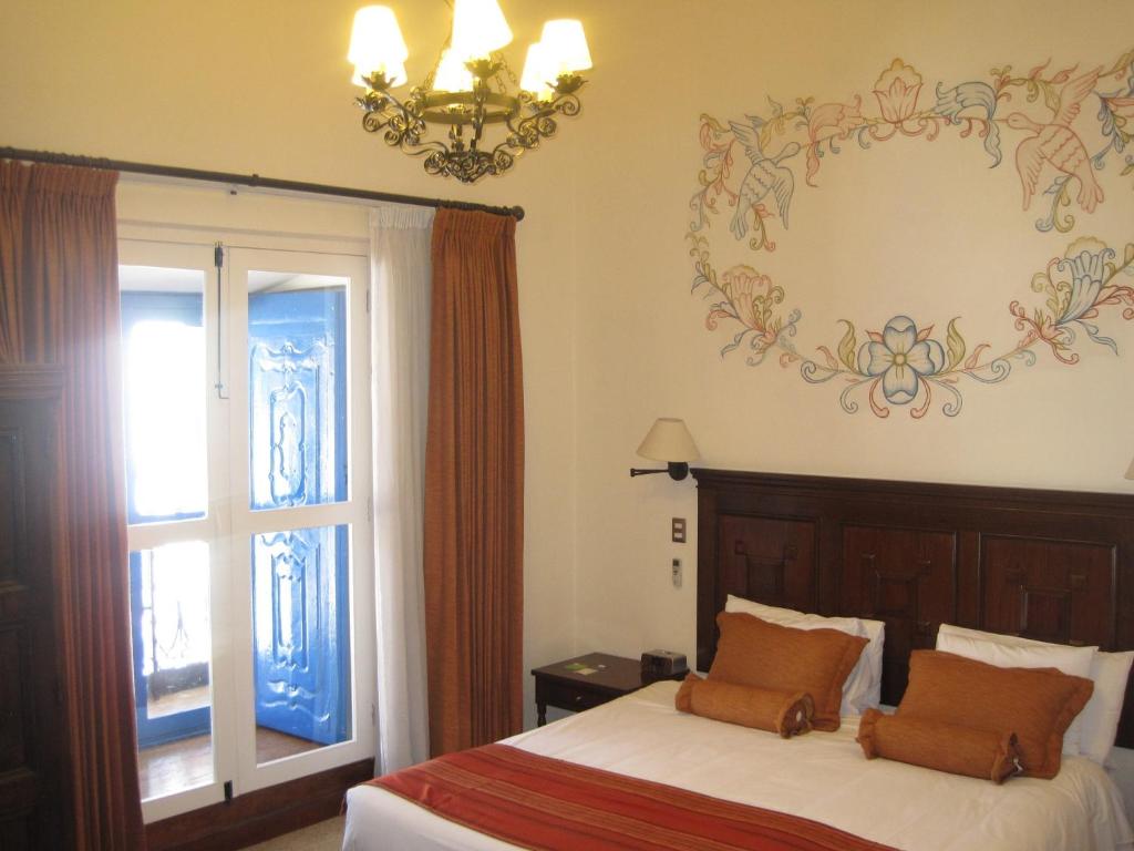 Colonial, Queen Bed