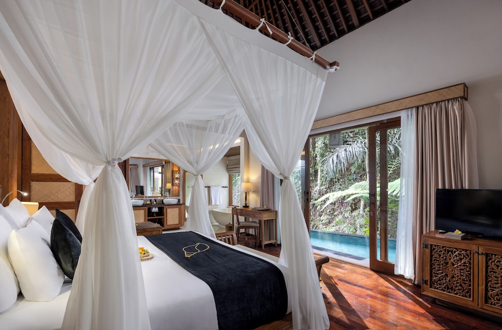 POOL, RIVER, VILLA