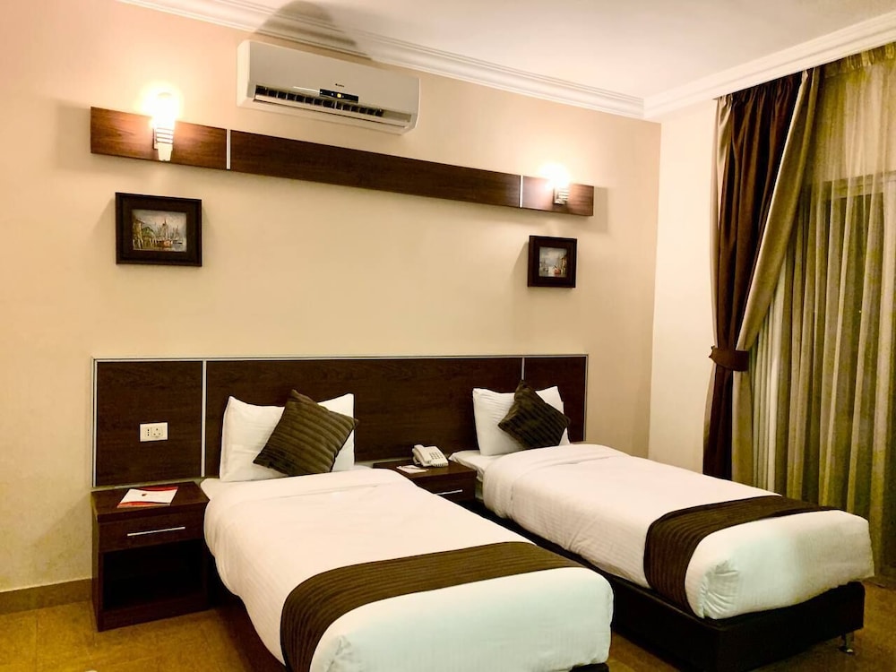 Ream Hotel 15/50