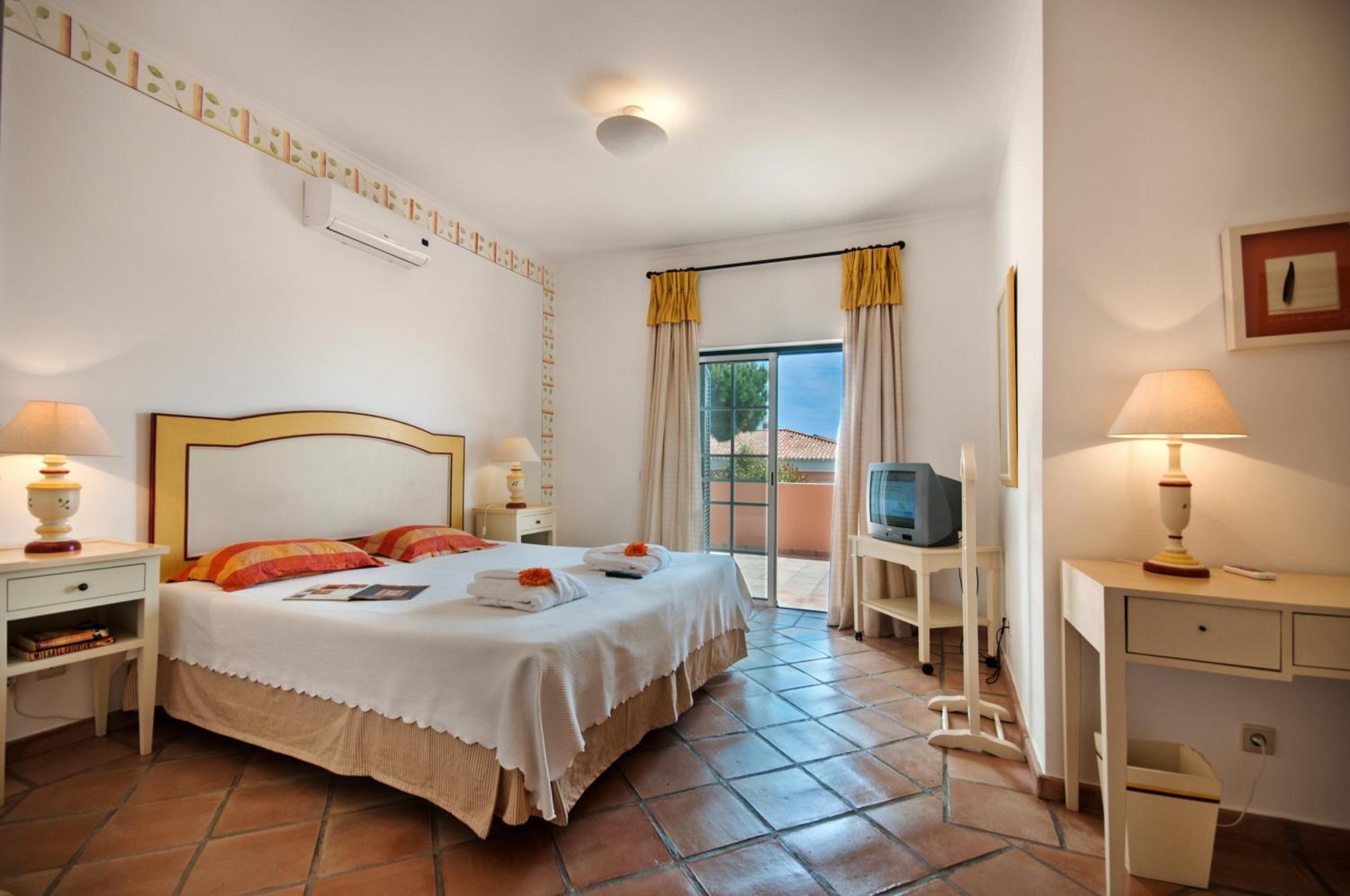 2 Bedrooms, Town House, with Pool