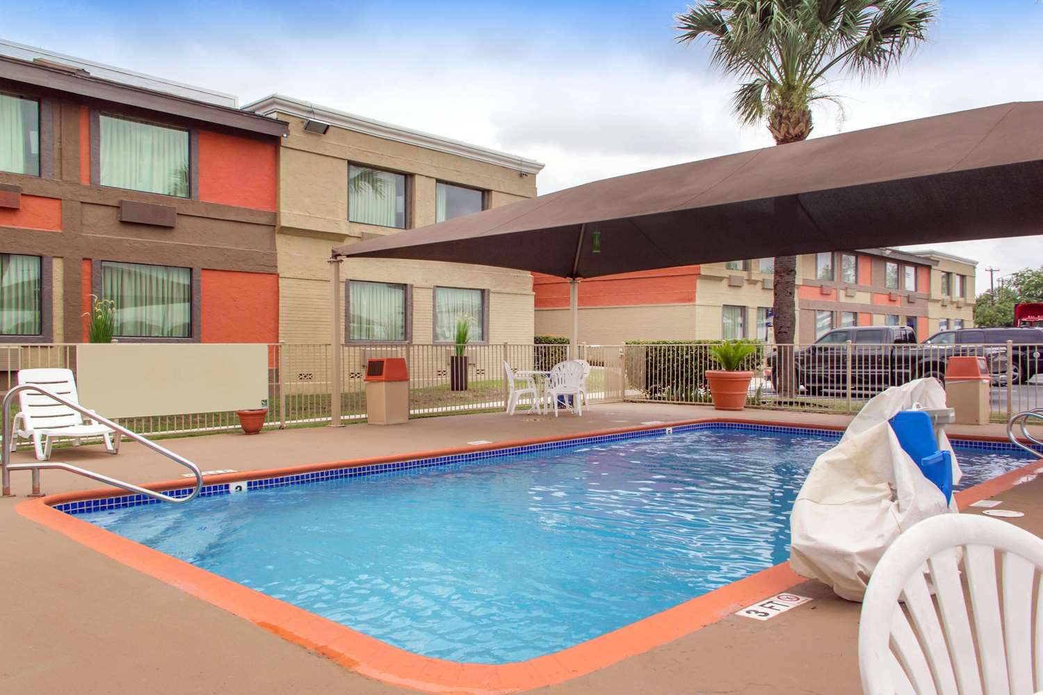 Quality Inn & Suites I-35 Near Frost Bank Center San Antonio, TX 6/33
