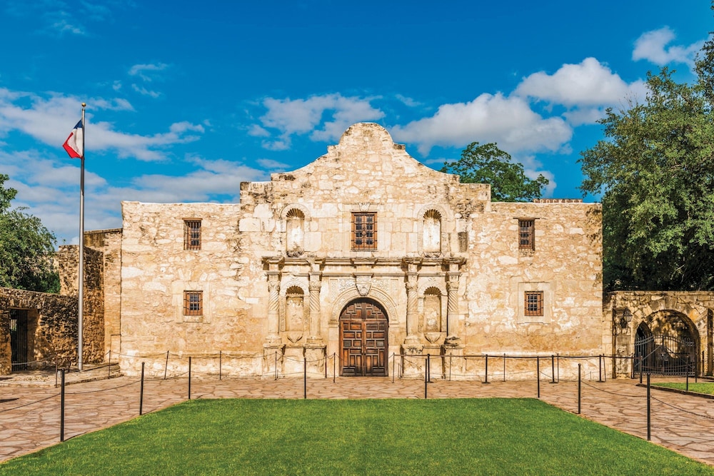 Fairfield Inn Suites San Antonio Downtown Alamo Plaza 46/50