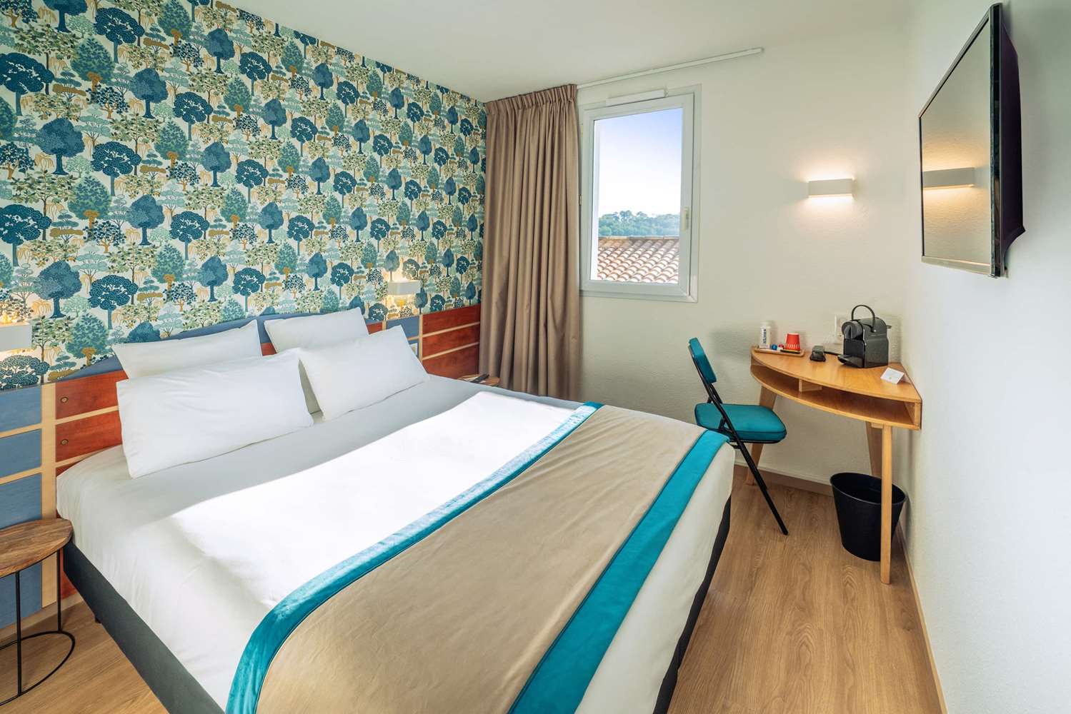 Standard, 1 Double and 1 Single Bed, Court View