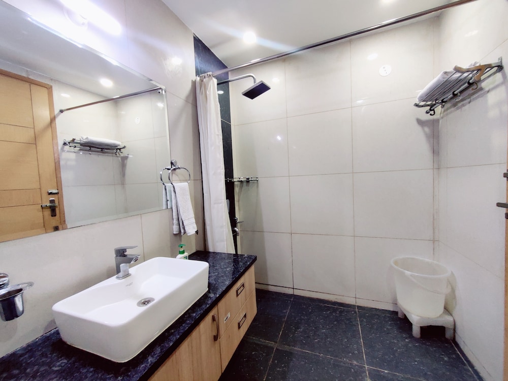 BlueNeck Sec 47 Near Medanta - The Medicity Gurugram 41/43