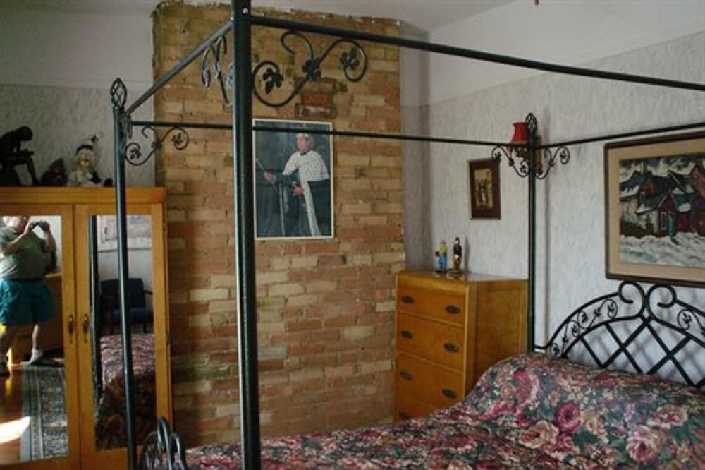 Pimblett's Downtown Toronto B&B 23/47