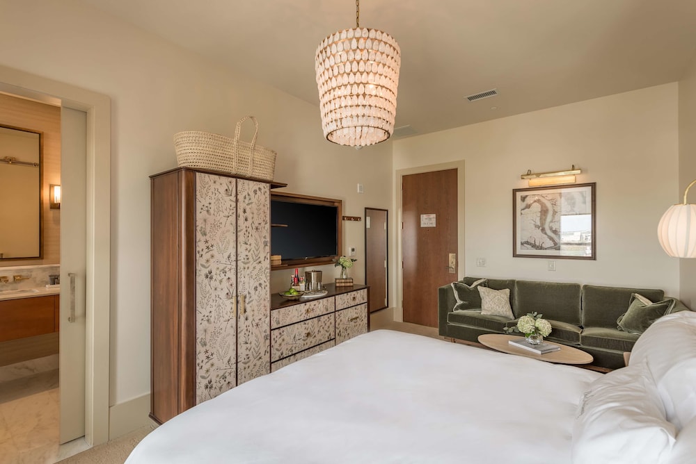 The Dewberry Charleston 30/66