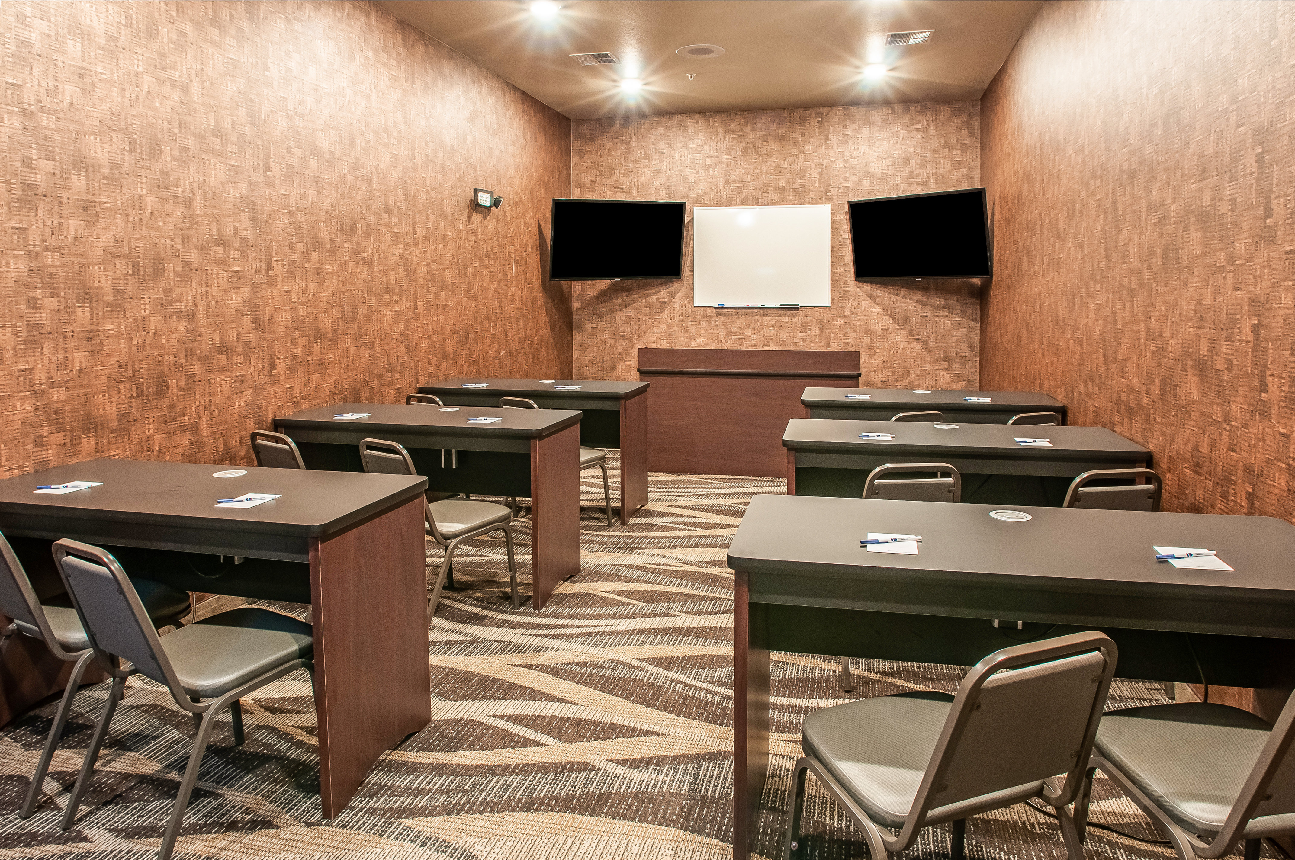 Cobblestone Hotel & Suites - Appleton International Airport 58/62