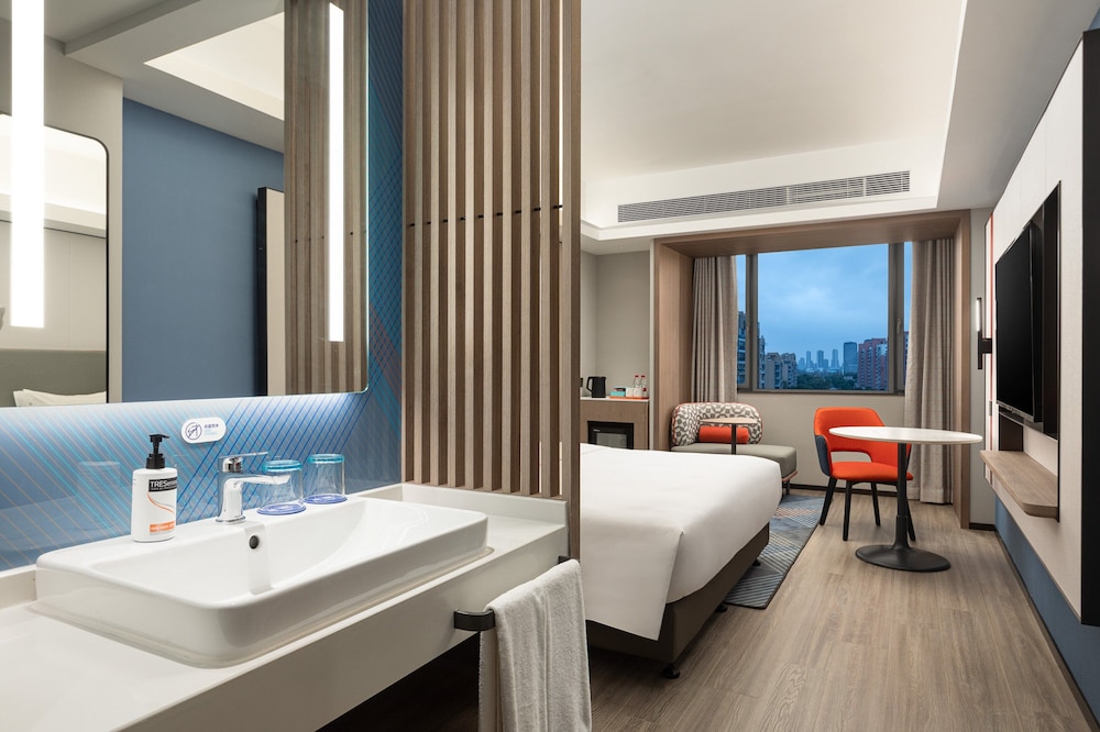 Holiday Inn Express Shanghai Gumei 56/56
