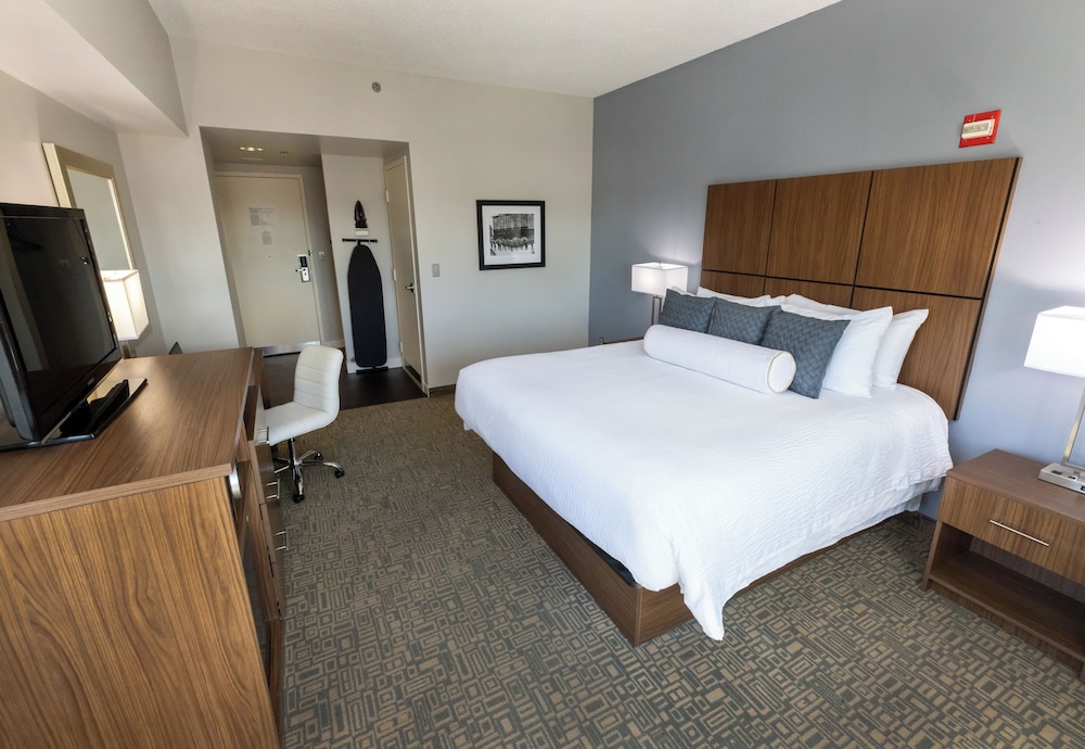 DELUXE, KING BED