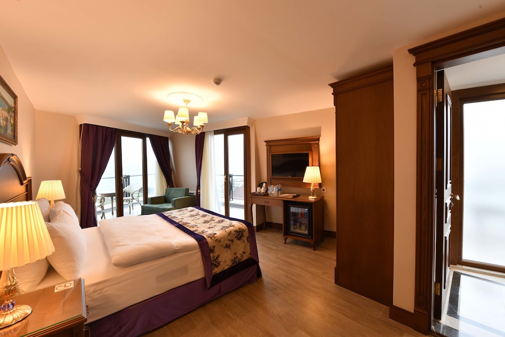 BLUE, EXECUTIVE, SUITE, MOSQUE OR SEA VIEW, BALCONY