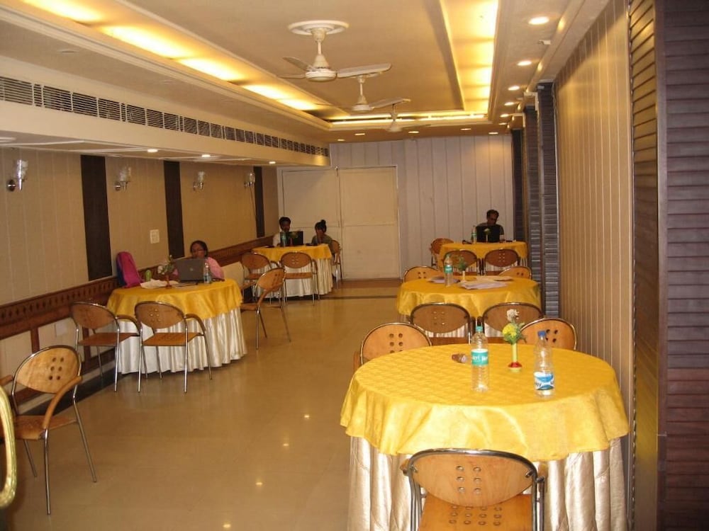 Amar Inn 53/57