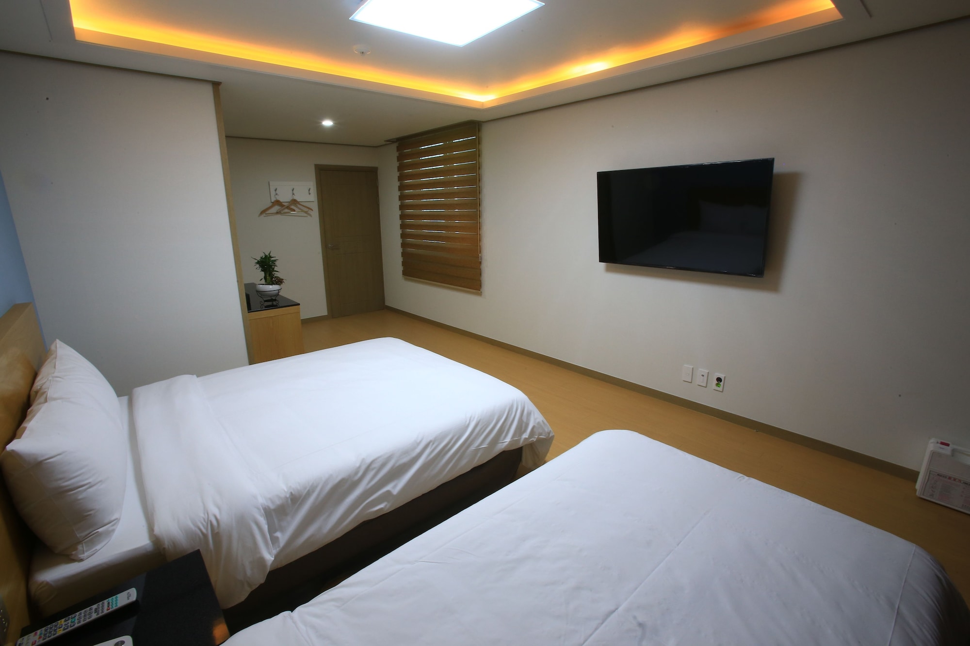 DELUXE, TWIN BEDS