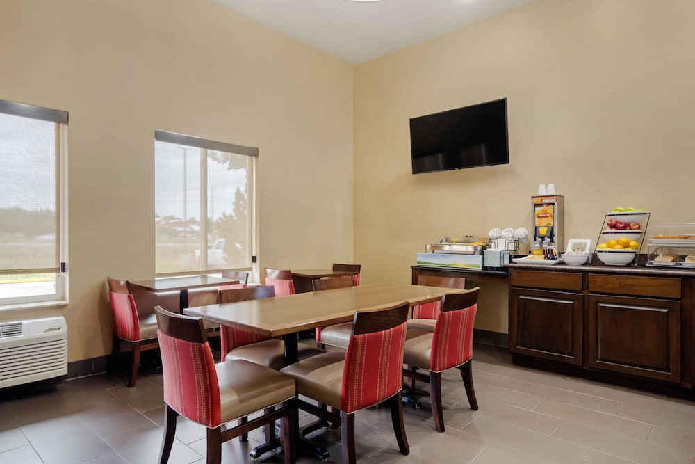 Comfort Inn & Suites Greeley, CO 35/54