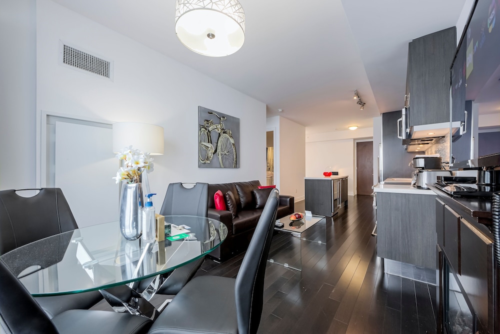 Canada Suites on Bay 38/50