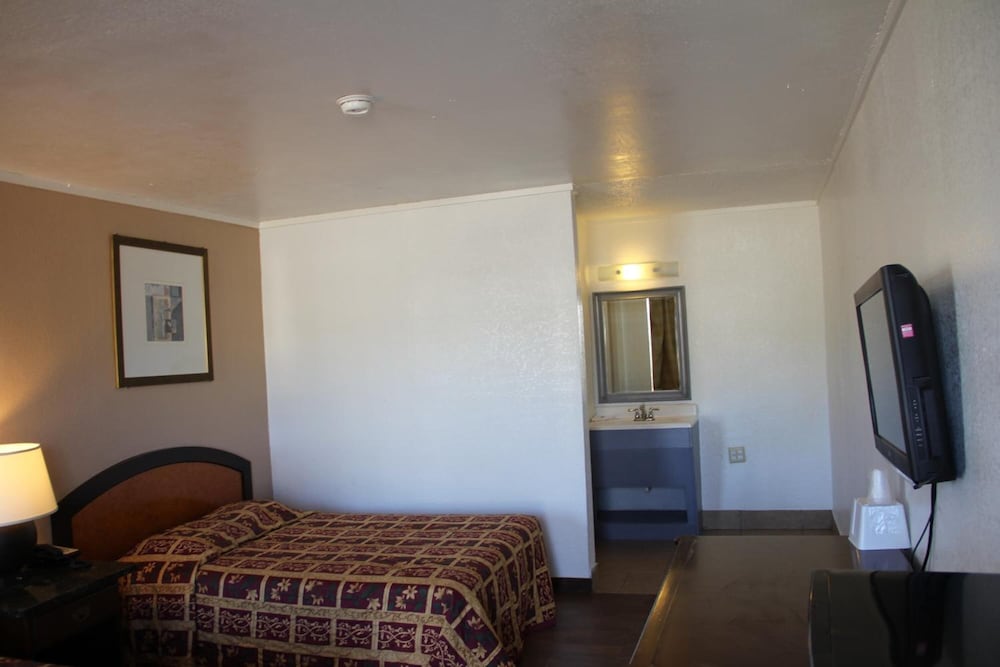 LoneStar Inn & Suites 25/51
