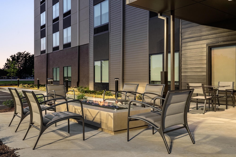 Hyatt Studios Chesapeake 40/44