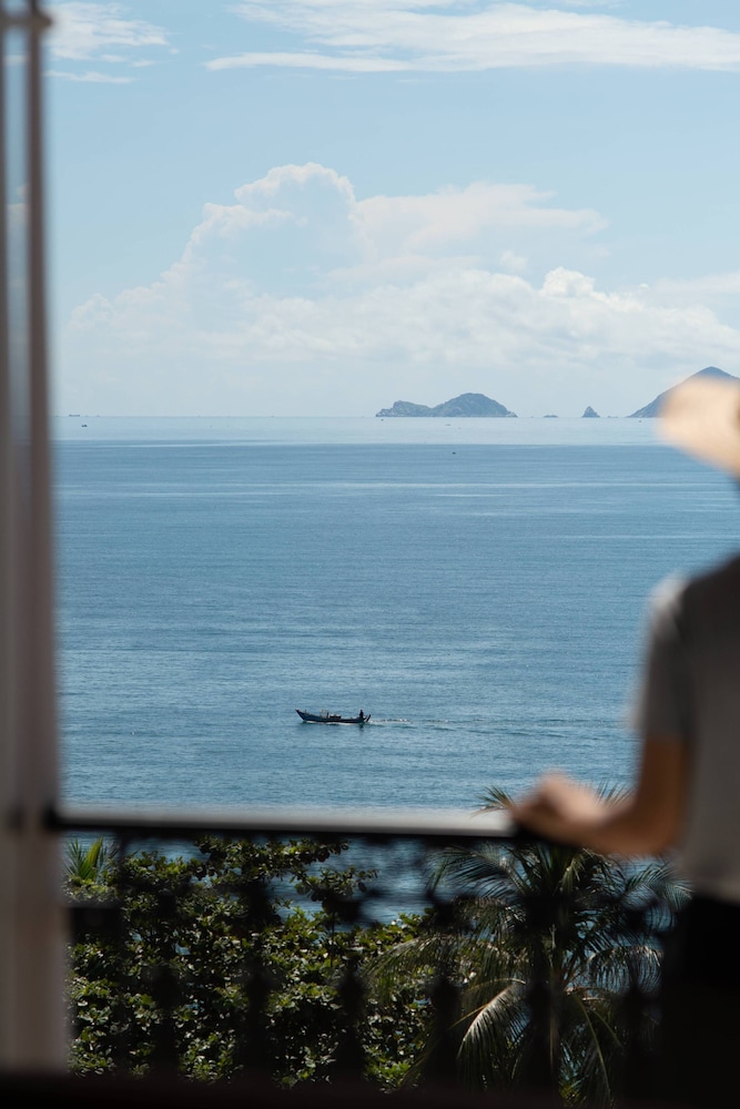 Sunrise Nha Trang Beach Hotel and Spa 71/78