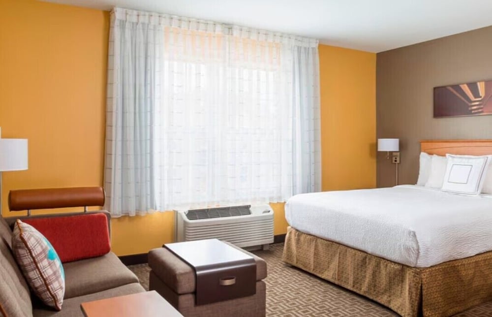STUDIO, QUEEN BED, SOFA, ACCESSIBLE