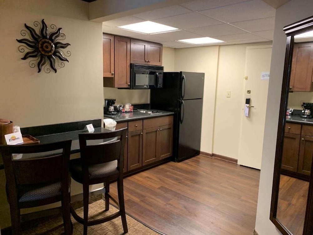 Fourwinds Lakeside Inn Marina 32/48