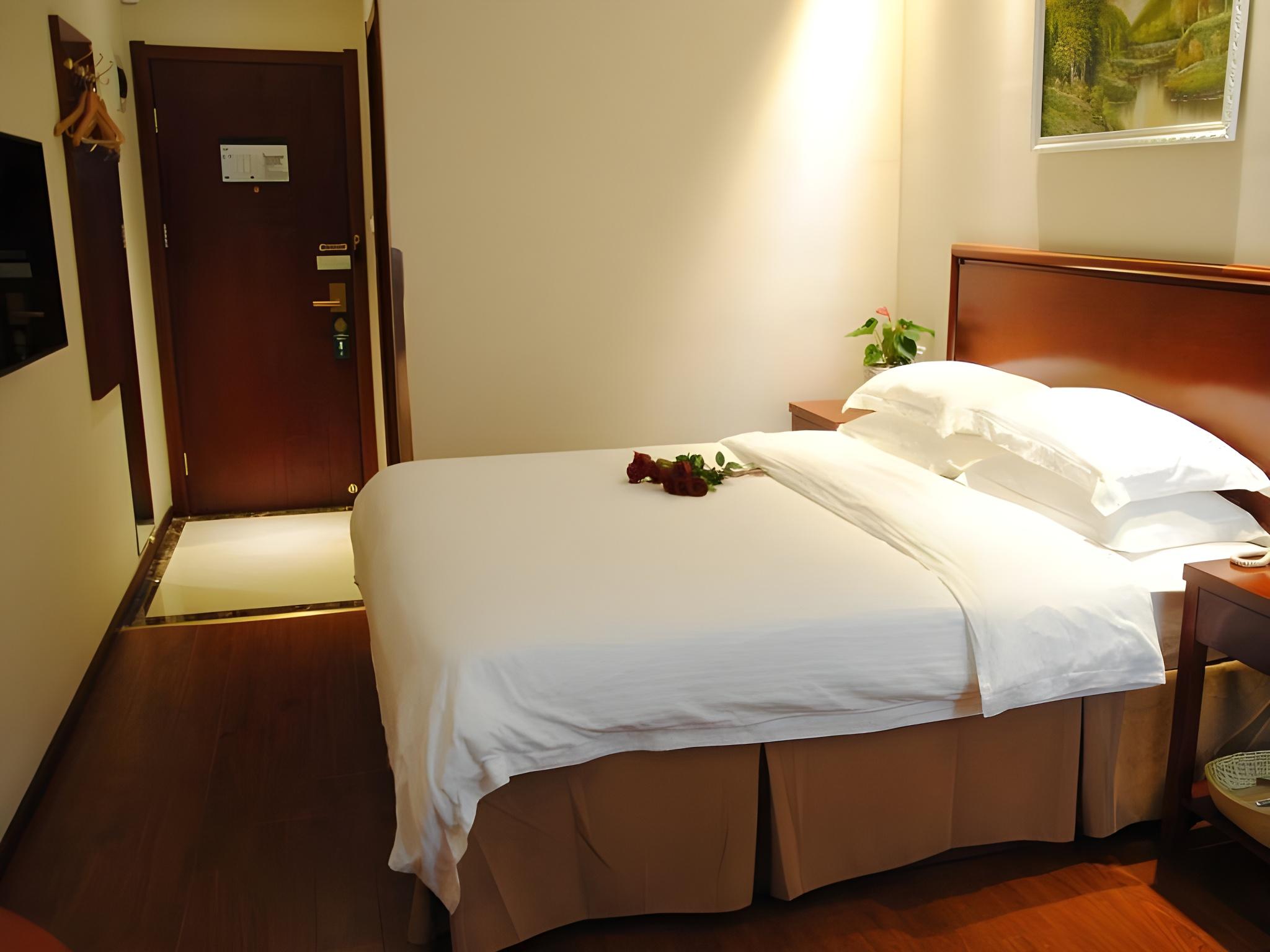 SUPERIOR, QUEEN BED