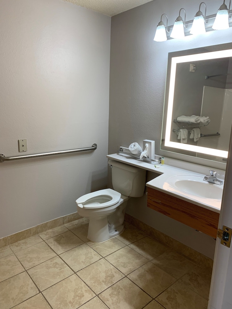 Days Inn by Wyndham Custer 35/36