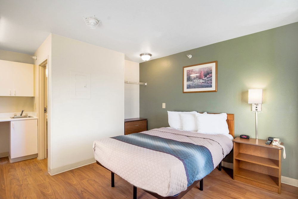 STUDIO, QUEEN BED