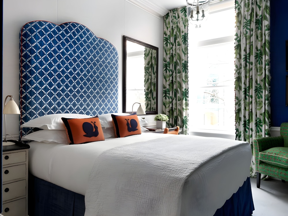 ROOM, QUEEN BED