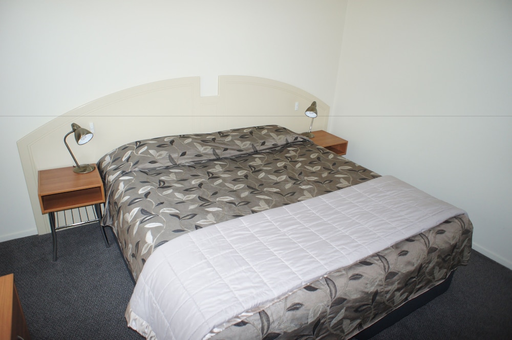 Bks Egmont Motor Lodge 8/30