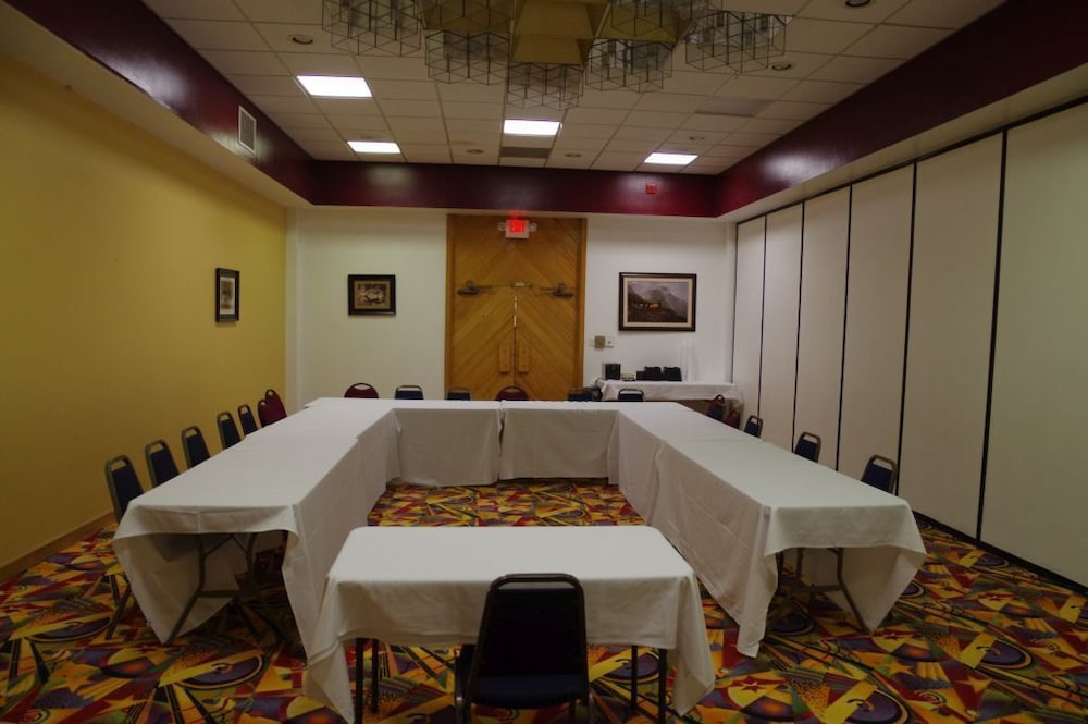 Douglas Inn Amp Conference Center 34/50