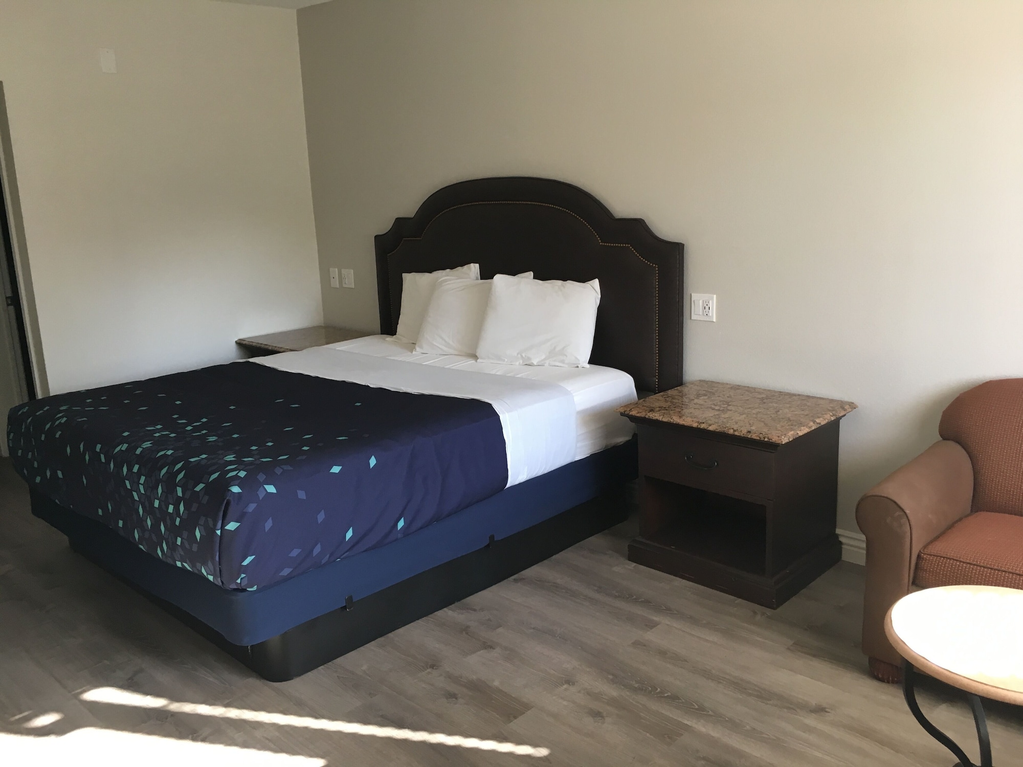 ROOM, KING BED