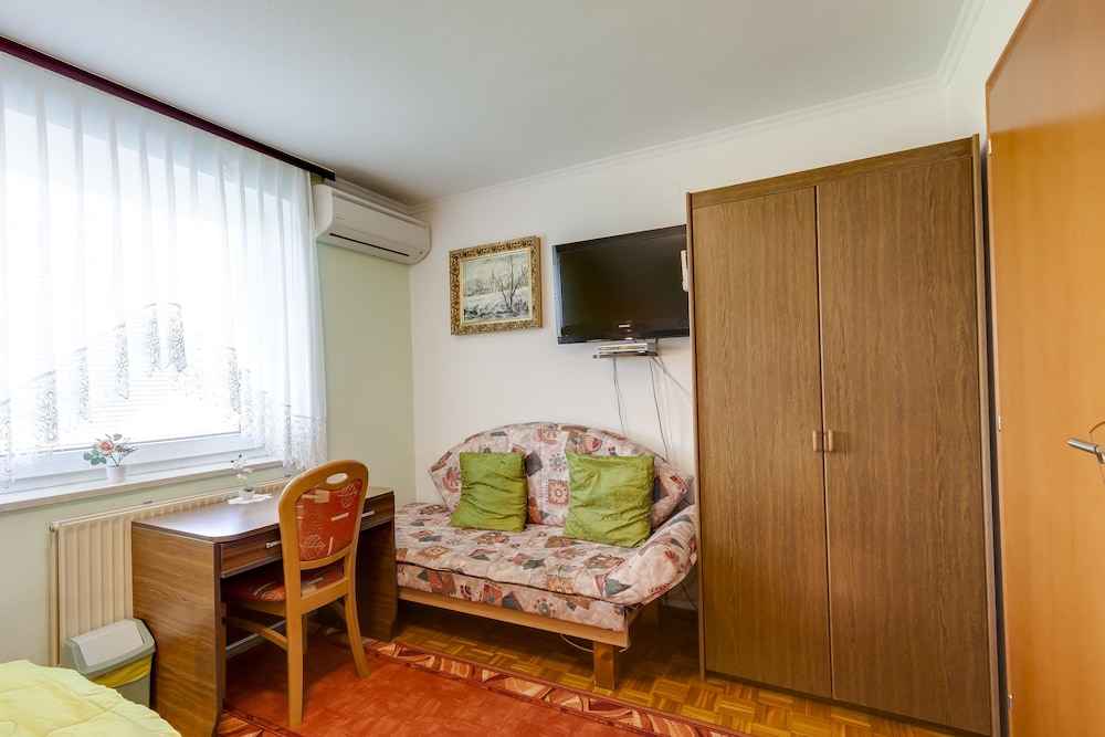 Rooms and Apartments Jana 48/76