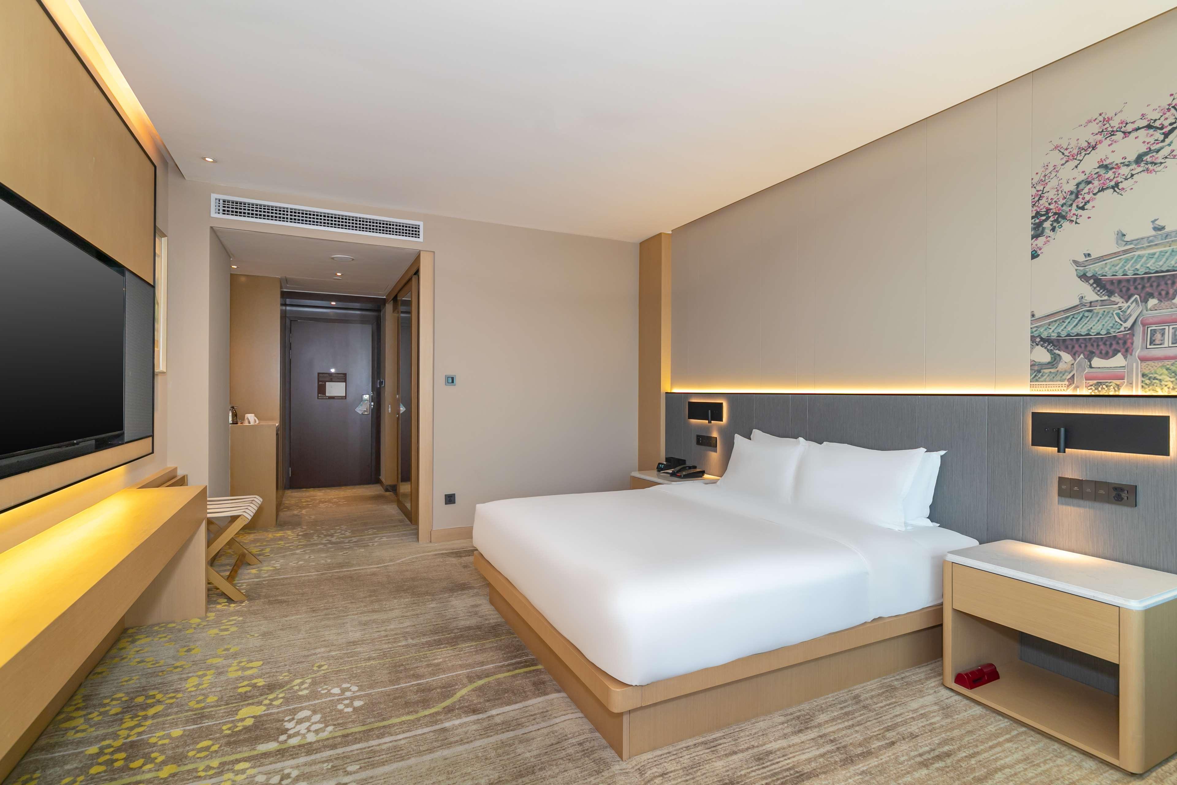غرفة بسرير كينج بإطلالة على المدينة، Hilton Garden Inn Foshan 2/8