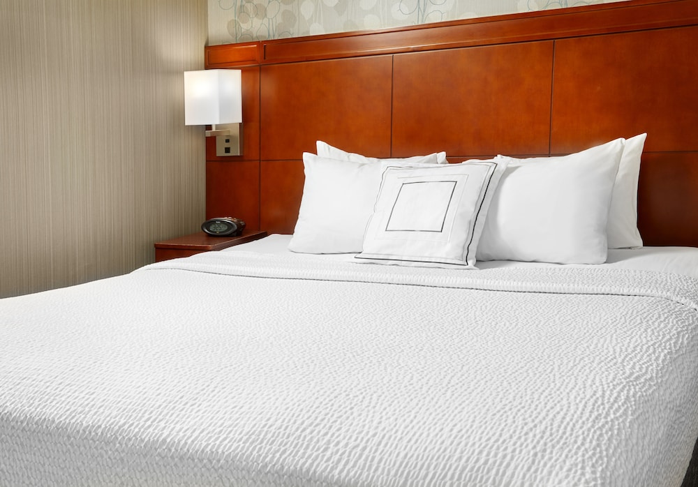 Courtyard By Marriott San Antonio Six Flags At The Rim 12/36