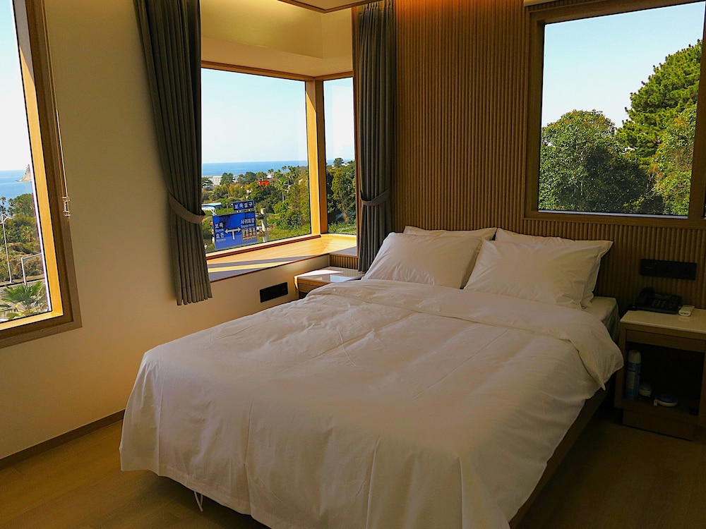 Ocean, Family, Queen and Twin Beds