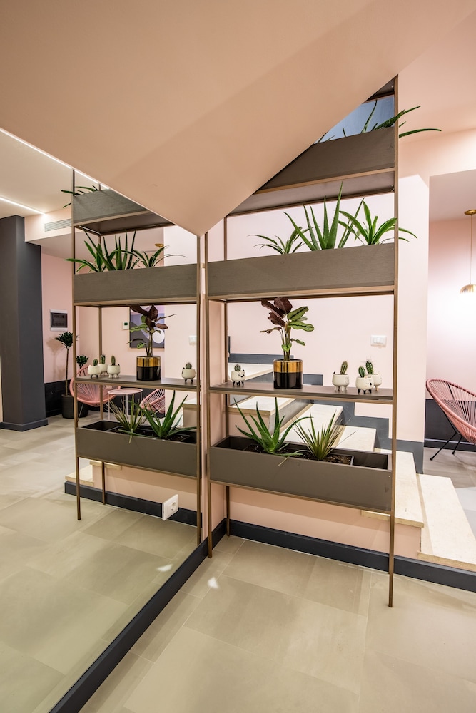 Allure Boutique Hotel 38/44