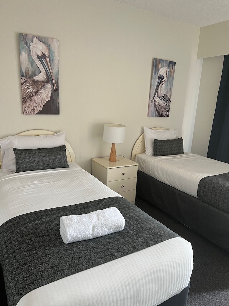 WHITE CREST LUXURY APARTMENTS 8/50