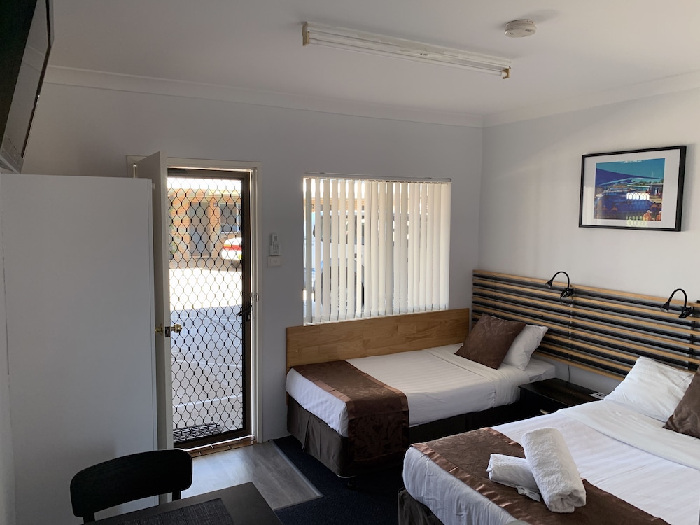 Baths Motel 13/33