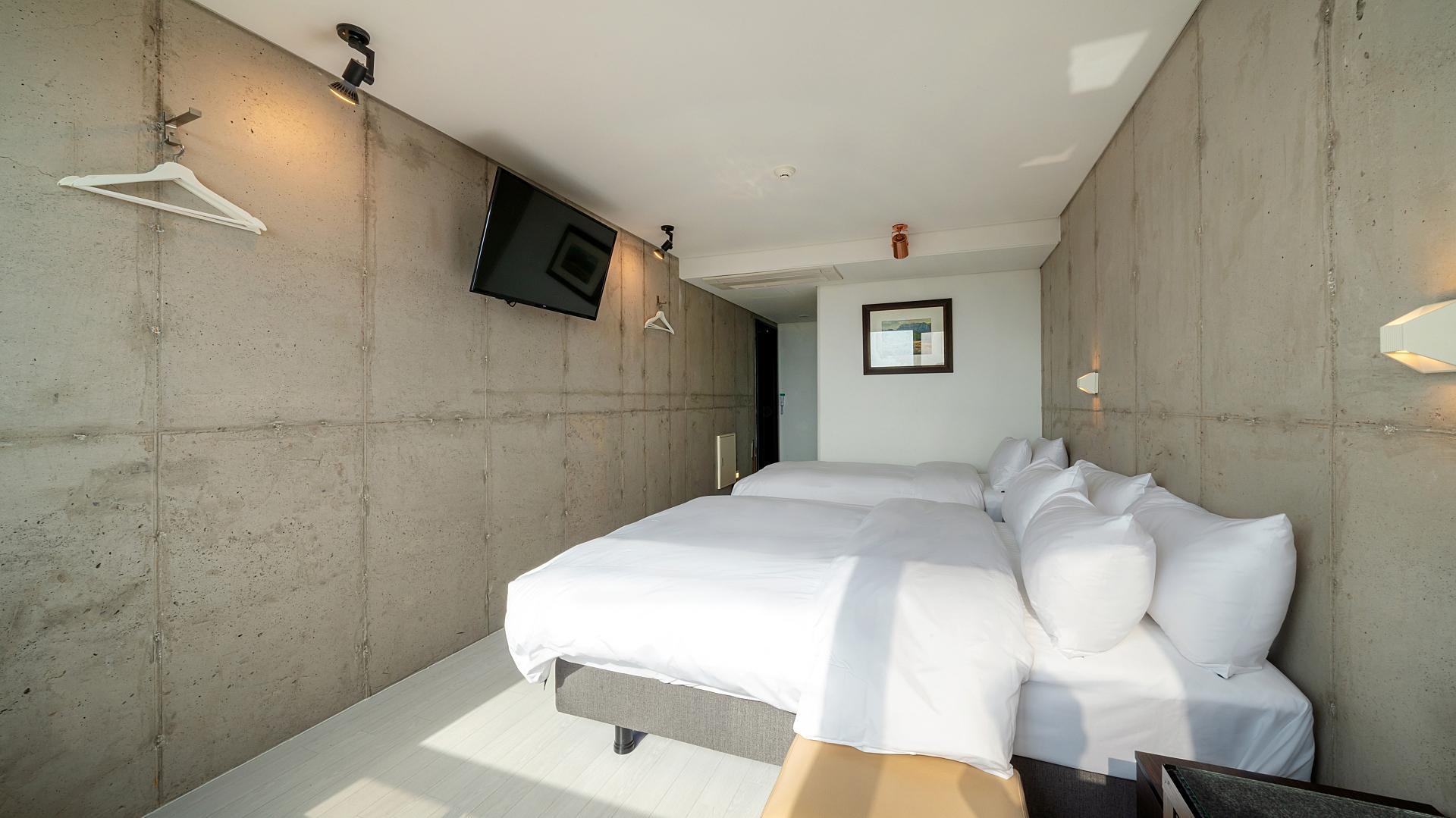 DELUXE, PARTIAL OCEAN VIEW