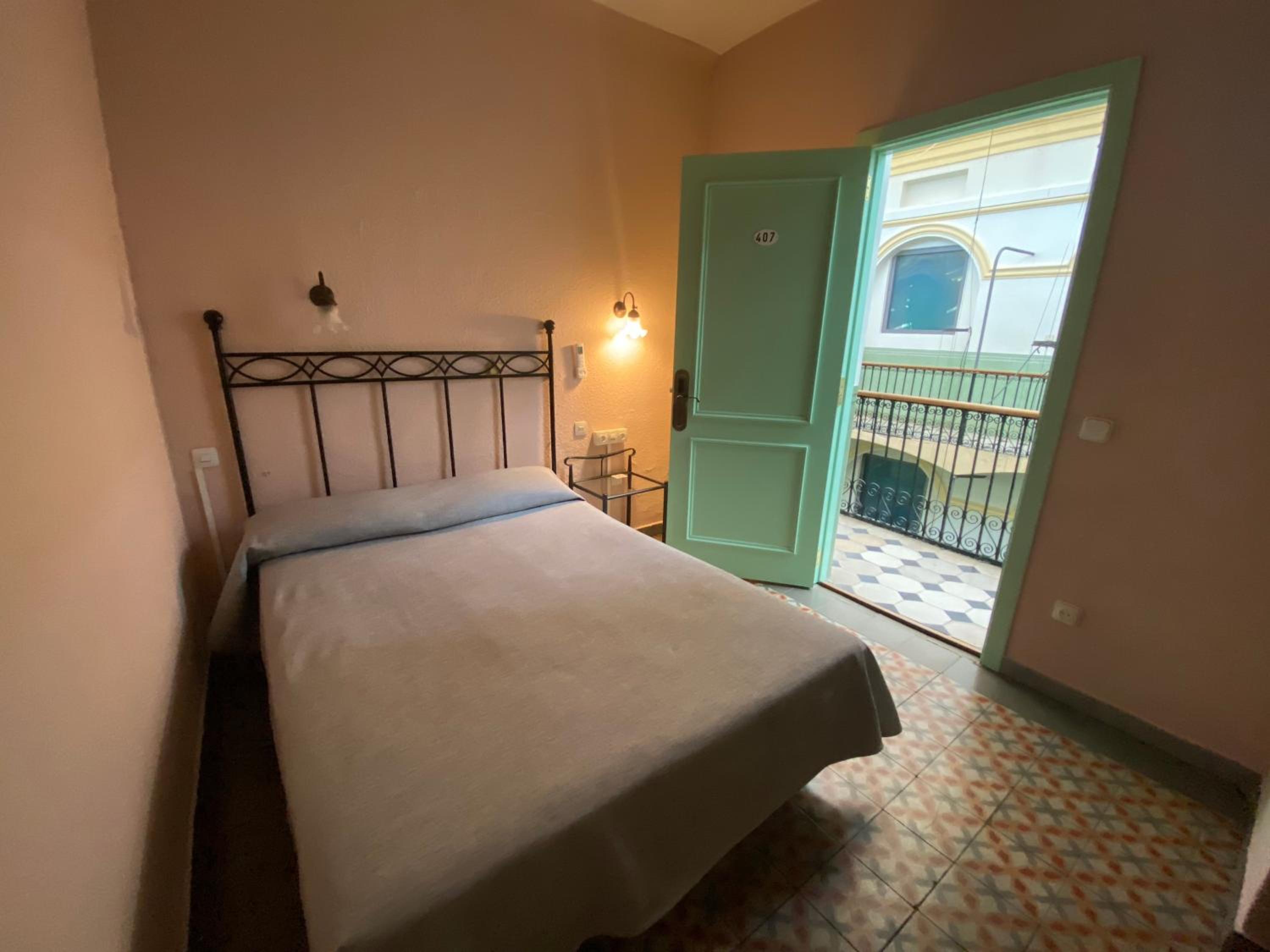 ROOM, SINGLE