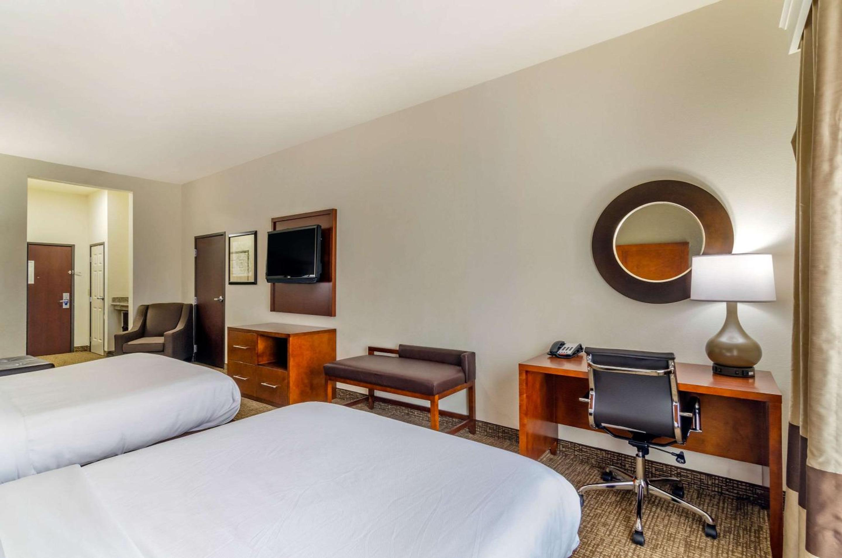 جناح بسرير كوين، Comfort Inn And Suites 6/10
